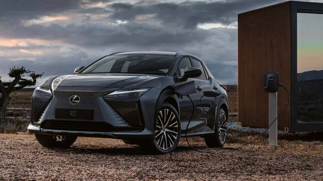 Lexus'tan Resmi Açıklama Geldi: RZ 450e Türkiye'de 3 Milyon 950 Bin Liraya Satılacak. İşte O Otomobilin Muhteşem Fotoğrafları 7